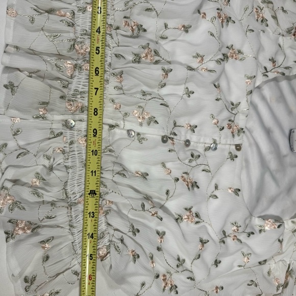 ARULA Cream Floral Blouse with Ruffle Detail - Picture 10 of 14